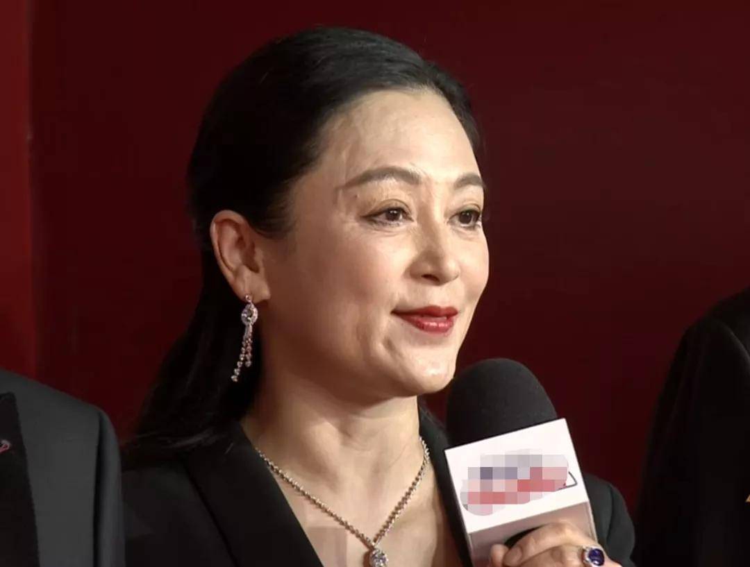 如今陈红52岁了,虽然脸上已经有了皱纹,但还是美的,大概这就是优雅老