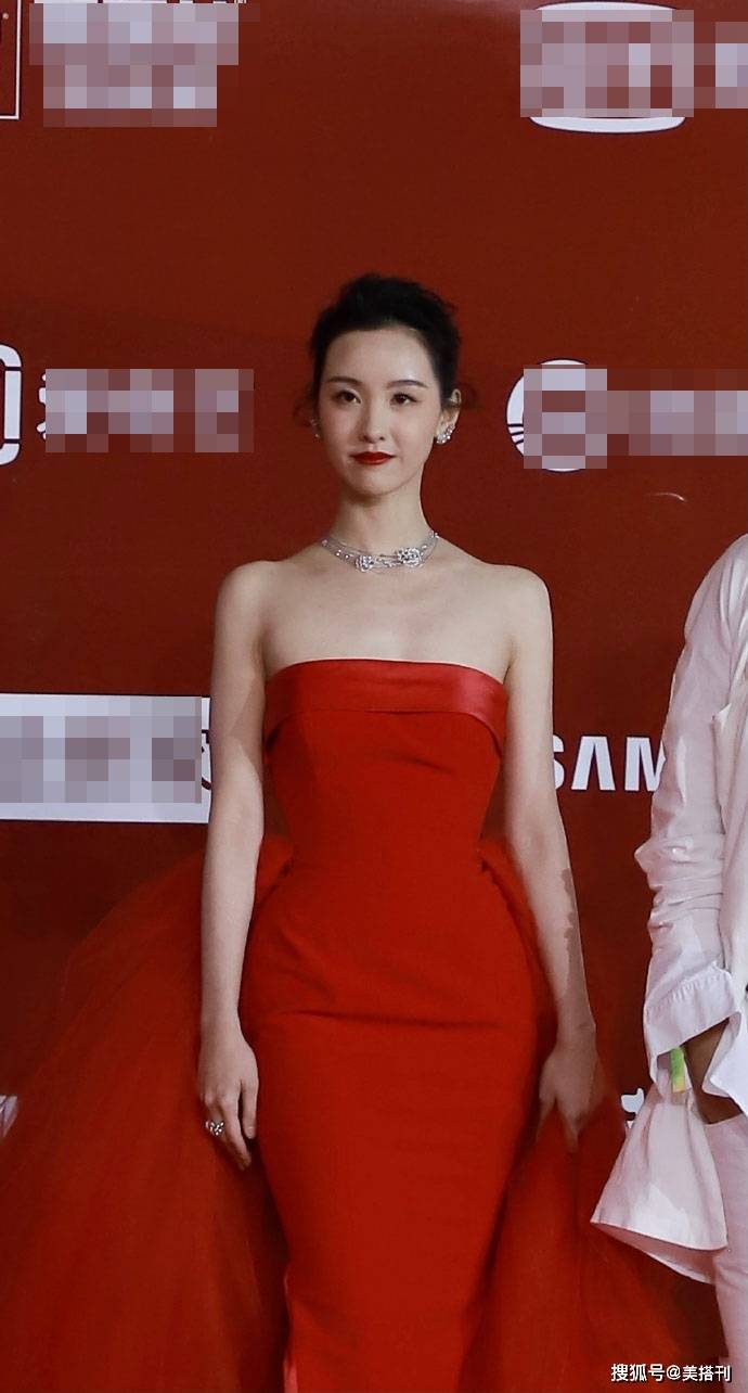 原创陈都灵不要再浓妆艳抹了!一袭小黑裙亮相,网友:简简单单的最美