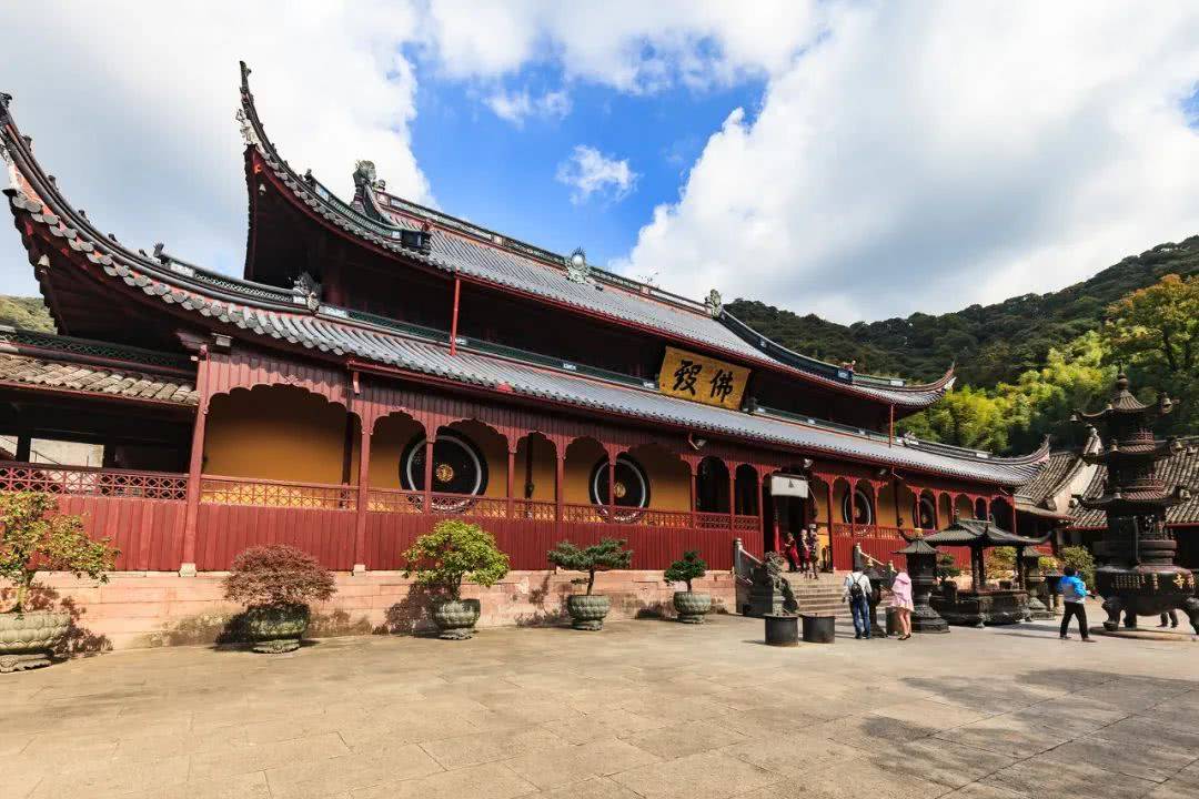 浙江宁波一座古刹,群峰抱一寺,一寺镇群峰