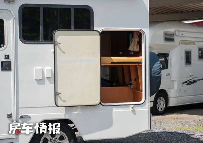 丰田平头轻卡房车,长度不到5米却能6座6卧,究竟如何实现的?