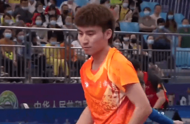 北京时间9月22日,全运会乒乓球男单首轮,樊振东对阵河南选手牛冠凯.