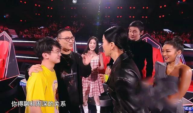 好声音小周深将那英晾在一边只顾跟李荣浩闲聊真尴尬2