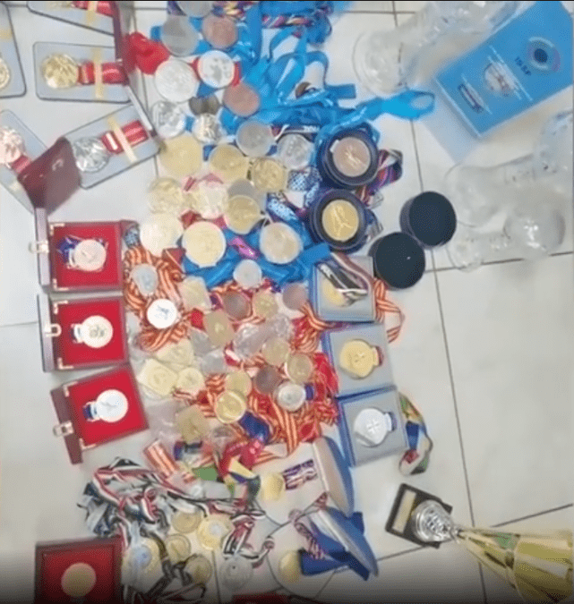 凡尔赛!射击冠军杨皓然晒家藏一堆堆奖牌:全国的,亚洲的,世界的