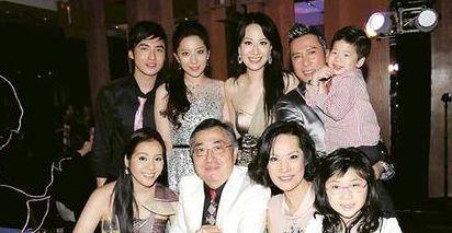 他是"玩具大王"继承者,后娶甄子丹小姨,婚后蔡加赞是什么样?