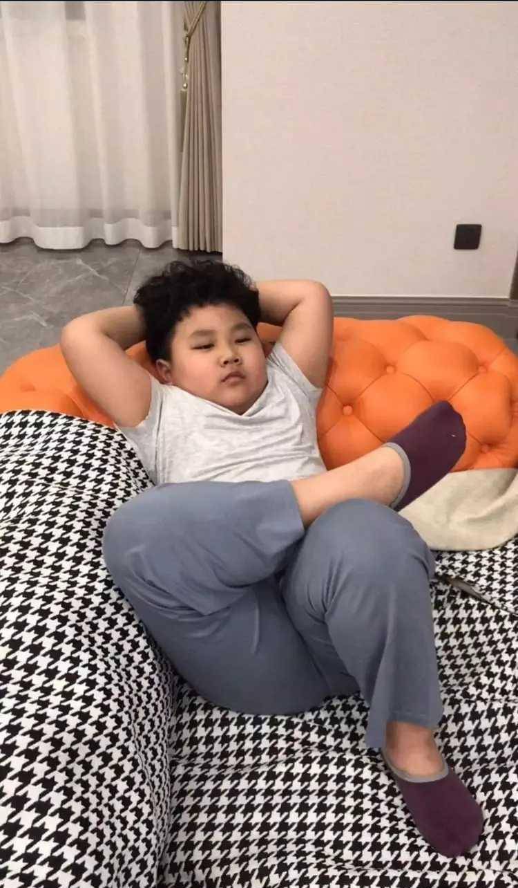郭德纲6岁小儿子近照:圆脑袋胖身材,像极了妈妈王慧的
