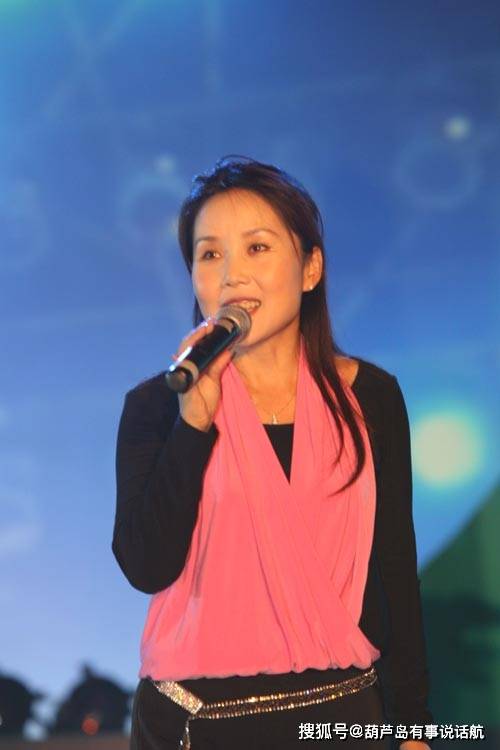 歌手胡月近照,曾多次登上央视春晚,如今年过50气质不凡