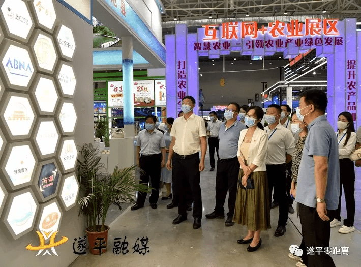 何冬等县四个班子领导到农洽会遂平展馆巡视布展情况