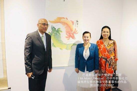 moin ui haque)与中外新闻社总编辑韦燕女士和画家文燕女士在《和谐