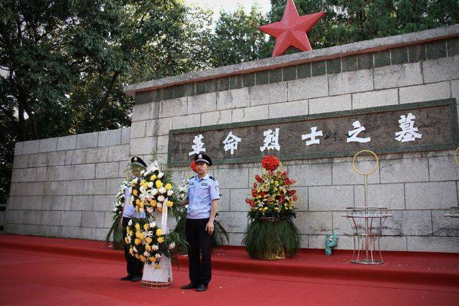 襄阳高新公安开展烈士纪念日祭扫缅怀活动