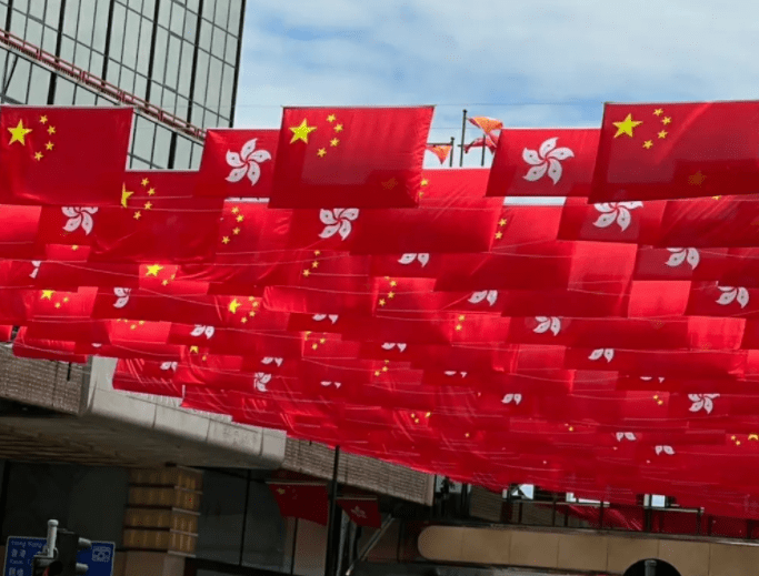 为了迎接国庆的到来,香港市民自发挂上国旗,街头钧可见红旗飘扬