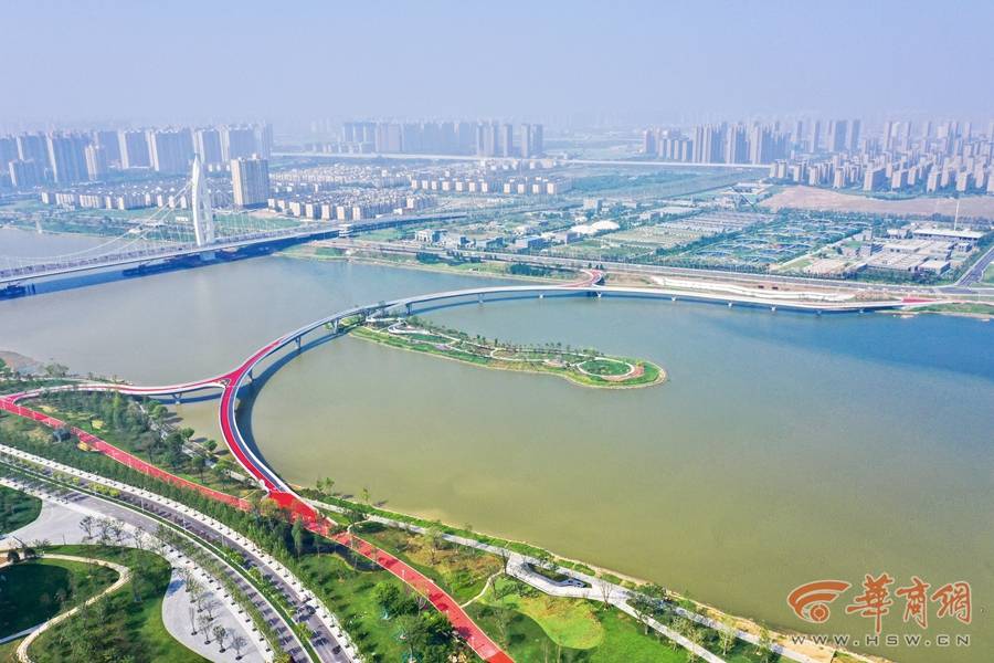 8月15,通过航拍器拍摄的十四运会主会场西安奥体中心周边的绿化,景色