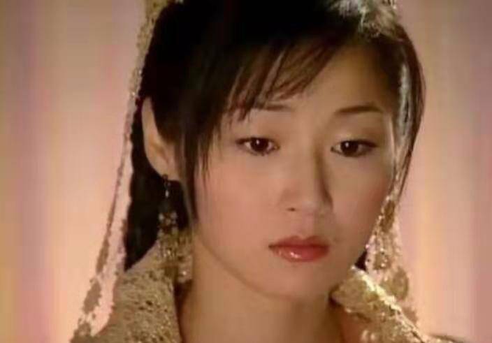 49岁万绮雯近照曝光,气质优雅貌美如花,她还是当年的"马小玲"