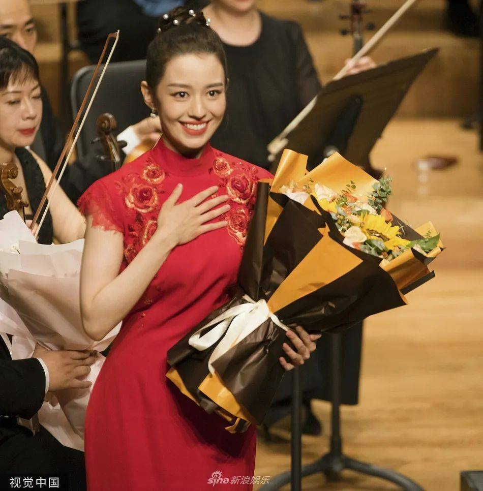 吉娜穿中国红旗袍超美!