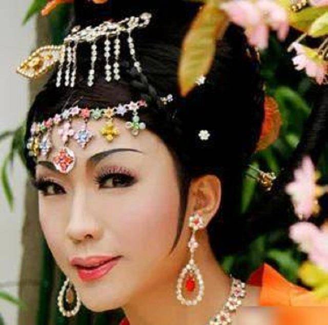 反串,不停地琢磨和研究女性,去揣摩去模仿,他的内心已经基本上女性化