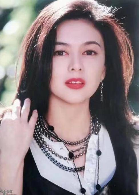 这既是年轻时候的关之琳了,在没有滤镜ps的时代,那时候的女星颜值都