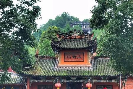 仙台山道观坐落在山峰之下,青瓦红墙的山门殿飞檐翘角,正中有"仙台山"