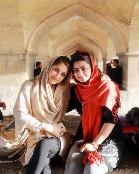 伊朗女性出门必须佩戴头巾,不过爱美的伊朗女性把头巾变成了不可替代