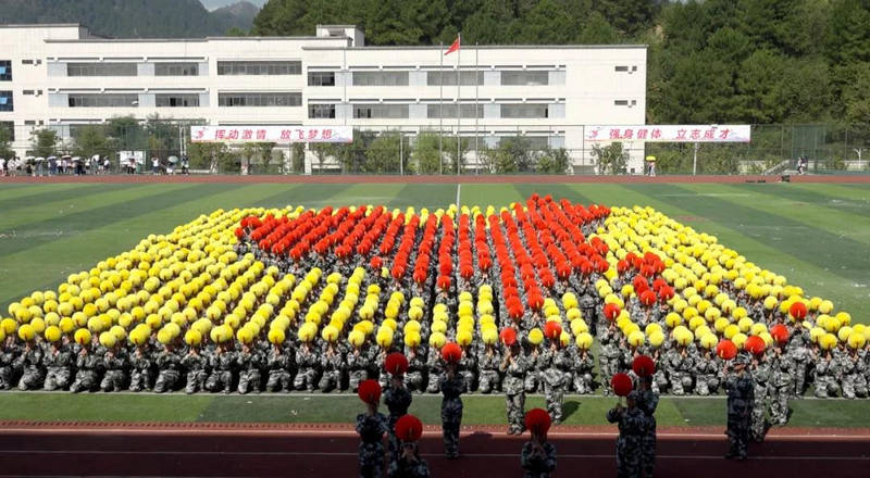 黔南民族幼儿师范高等专科学校学生拼出中国地图样式 张韦 摄国庆期间
