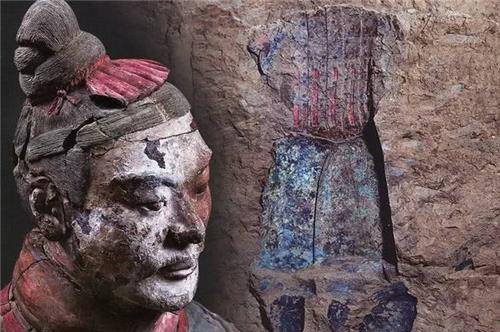 兵马俑出土时,大概有十余种颜色,花花绿绿.