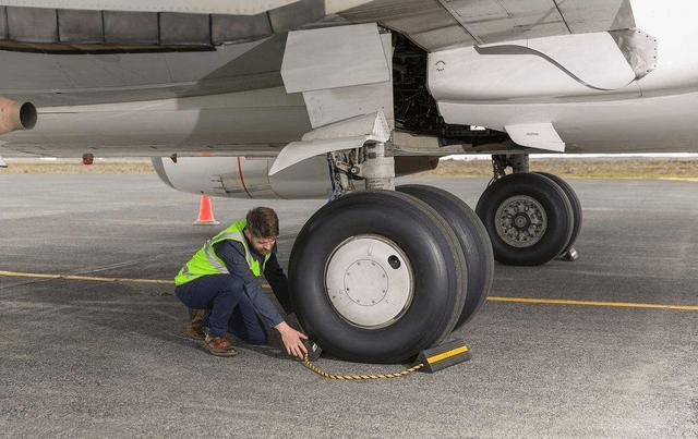 飞机重达千吨,为什么飞机的轮子那么小还能支撑起来?长知识了