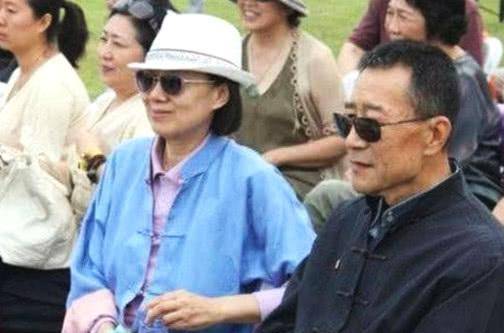 64岁李雪健近照,妻子是美女演员,儿子帅气还是高学历