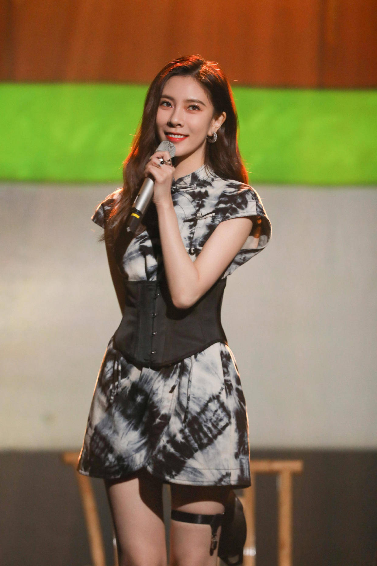 宋妍霏这样穿真时髦穿改良式旗袍大玩国潮女王范十足