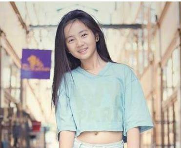 15岁黄多多近照曝光,穿男友风卫衣抢镜,口罩都挡不住
