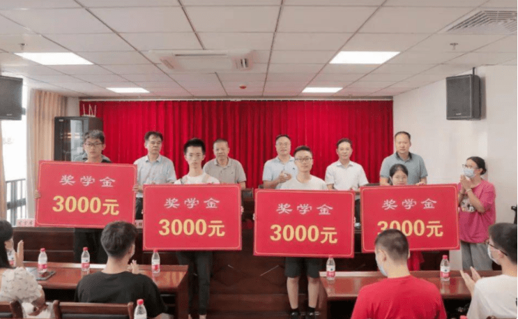 原创大学里拿奖学金意义非凡金钱奖励只是冰山一角提前了解不吃亏