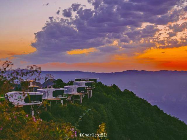 住进悬崖边的太空舱,体验千年古民居,山西云丘山太绝了!