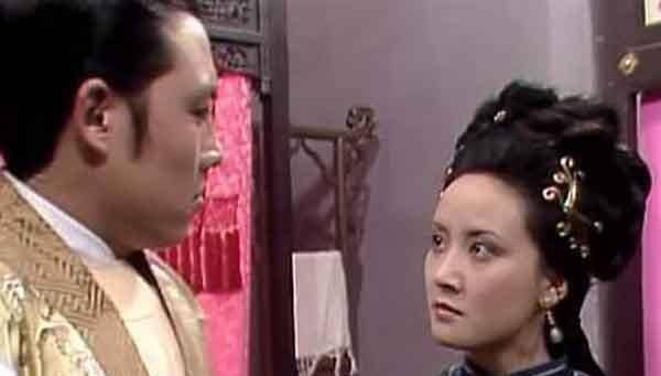 先说鲍二家的.与贾琏偷情,被凤姐当场捉住.