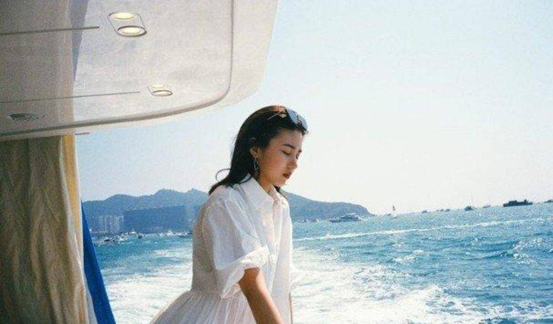 汪峰大女儿小苹果晒美照,穿衣打扮不像16岁,网友质疑家教问题!