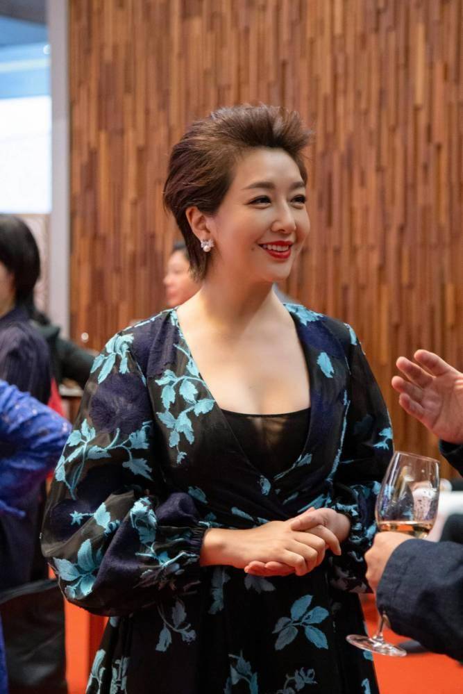 据说江珊的女儿和妈妈现任男友相处得也是非常不错,现在的江珊已经