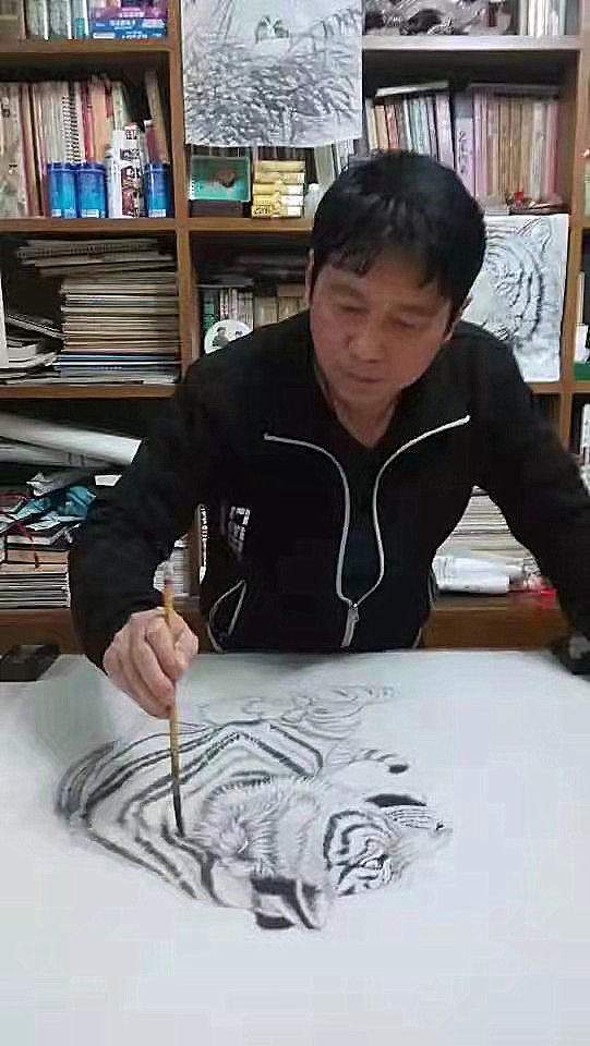 当代著名工笔画家张文旗画虎