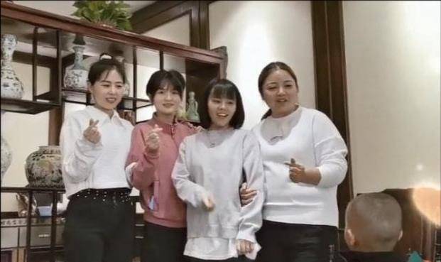 其实,随着日常生活的稳定,孩子接受的新事物增多,大胆与人交流,经常