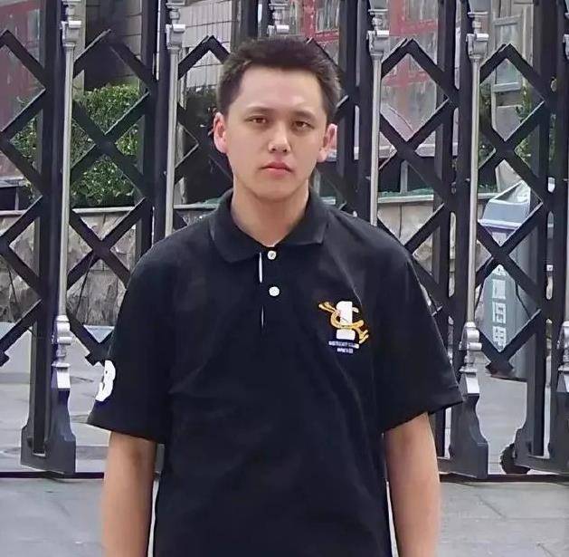 他9岁出道,12岁惊艳众人,今34岁近照让人认不出_翁斐然