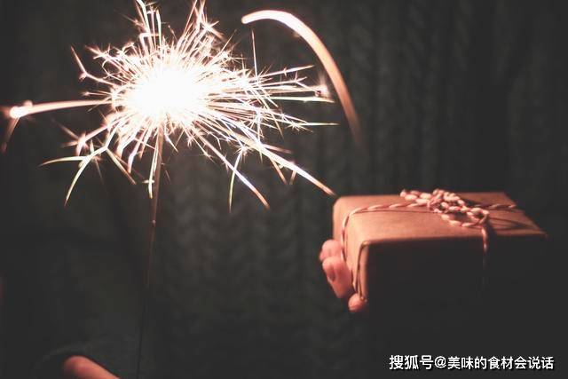 二踢脚也衍化出了"炮打灯""炮打双灯""飞天十响"等,它们不只响亮,而且