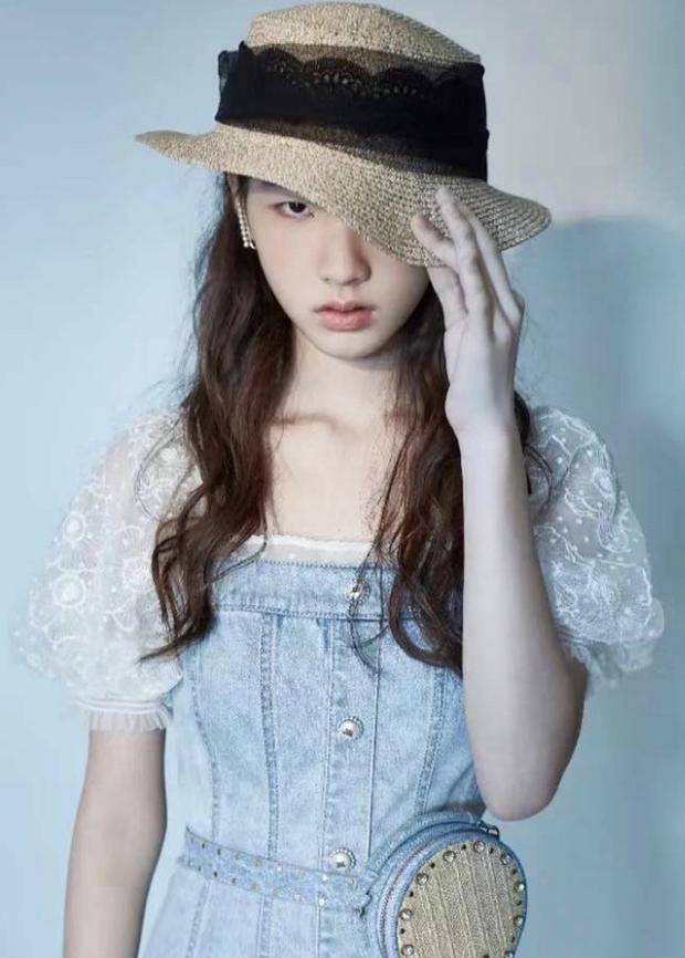 小s晒14岁女儿杂志照,镜头感十足似大片,网友:果真"高级脸"