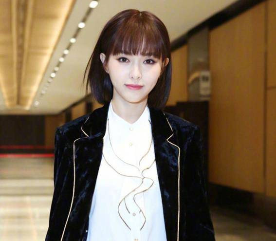 37岁唐嫣罕见短发露面,造型可爱俏皮像少女,穿短裙_穿