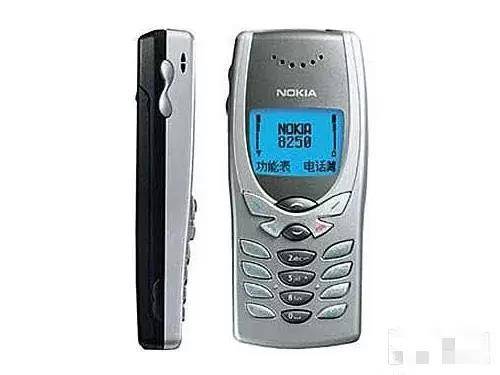 从2000年走进2001年, 当年上市的"诺基亚8250", 用蓝色作为屏幕背景