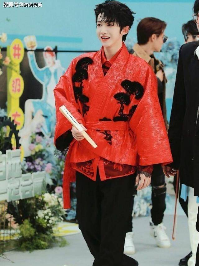 原创刘宇不愧是国风美少年穿改良汉服复古又帅气真有时尚感