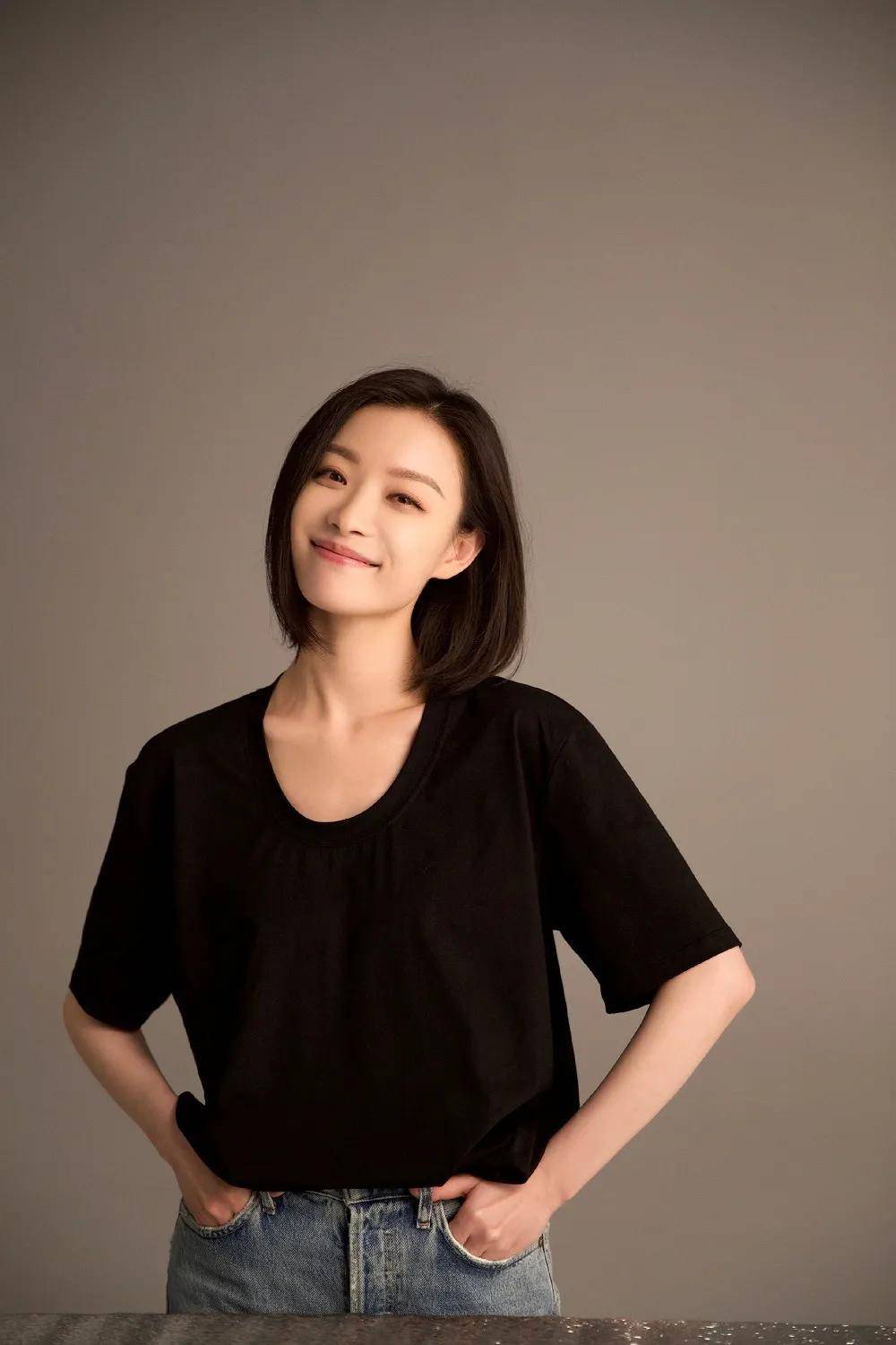 褪去浓颜妆容的倪妮,在淡颜妆中走出了属于她独有的"氛围感"美人风格