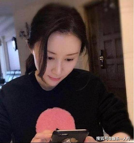 舒畅晒出自己的豪宅,天花板只是用了石膏线,显得很