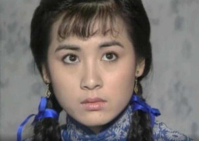 在1991年《广寒宝镜》中担当女主角,古装扮相非常惊艳,气质温婉,楚楚