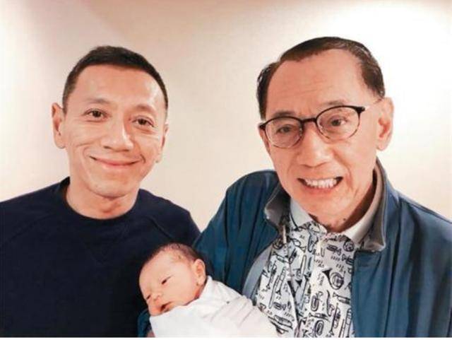 杨其龙当时身边的女朋友个个都是顶级的美女明星,另外杨其龙也不好好