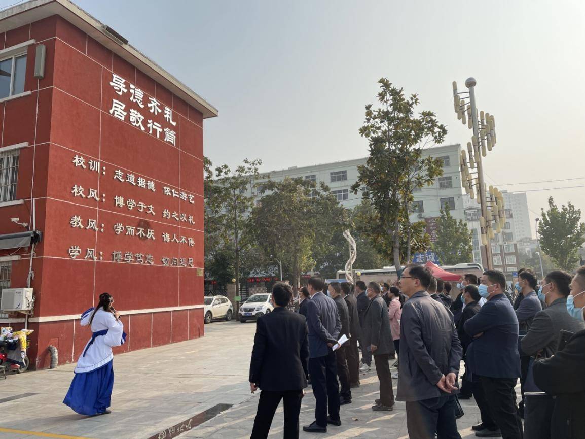 来到濮阳市油田第十中学参观学习,油田十中青年联合会组织志愿者,引领