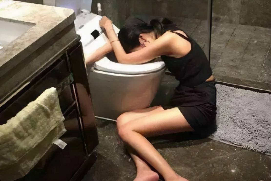 北京33岁女子酒吧醉酒在女厕遭服务员侵犯服务员她主动的