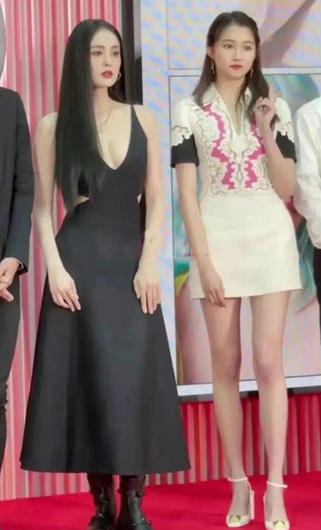 关晓彤,古力娜扎同框,谁被碾压?相差5岁,打扮却不忍直视