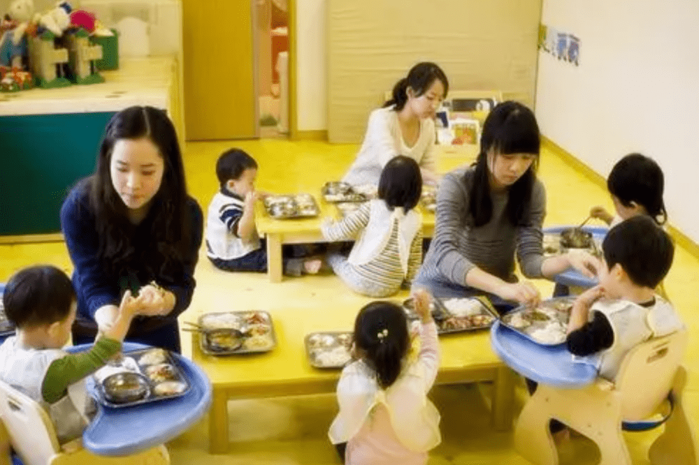 在幼儿园能自己吃饭的孩子,为啥回家却要人喂？原因出在父母身上