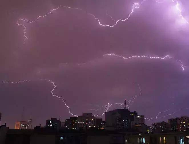 雷雨天开车,不注意这4点,小心被雷劈!
