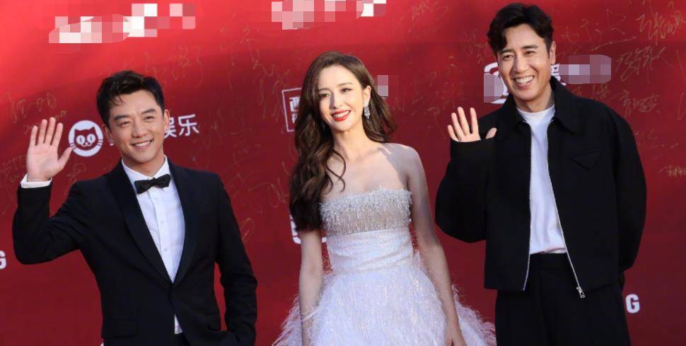 原创佟丽娅当主持人造型惊艳同场白百何秀好身材巩俐站c位气场强